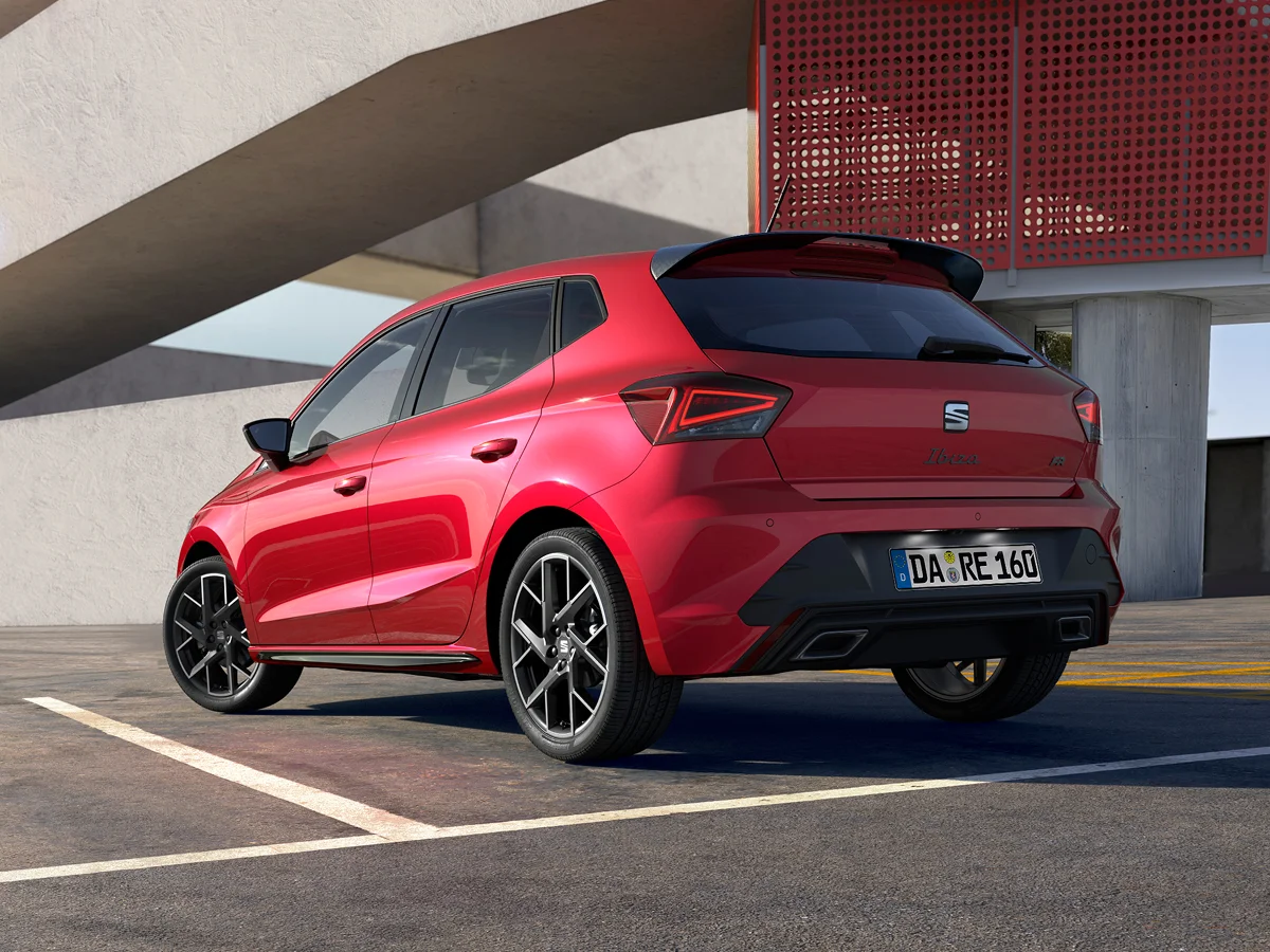 SEAT Ibiza in Rot vor moderner Architektur mit rotem Treppenelement